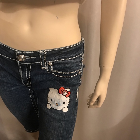 Adorable 🍭vintage capris and crop top with hello kitty details 💖 - Picture 4 of 12